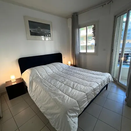 Juan Les Pins Sea View In The Heart Of Town With Its Merchants *