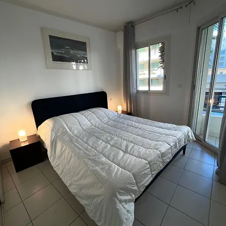 Juan Les Pins Sea View In The Heart Of Town With Its Merchants